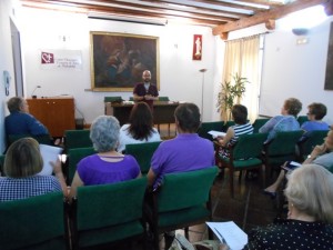 Los participantes siguen atentamente las explicaciones del ponente en la segunda sesión